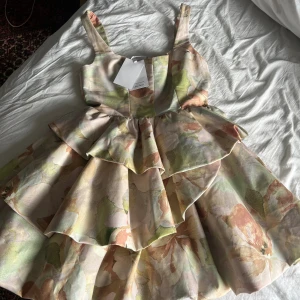 & outher stories klänning  - Säljer min nya klänning. Prislappen är kvar  Den är i storlek 38 men sitter som en 36. Inte säker på att sälja klänningen men vill kolla hur många som kan vara intresserade av att köpa. Vid bra pris säljer jag. 