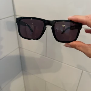 Oakley Solglasögon  - Rensar bland alla märkesbågar för att ge plats till nya. Alla äkta. Vissa med fodral, andra utan.  Dessa saknar sitt fodral.