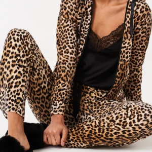Leopard mönstrad velour mjukissett - Populärt slutsålt leopard mjukissett från Gina i storlek XS båda delarna. Passar även S. Fint skick. Byxorna är lite mer använda men koftan är som ny. Aldrig använt. Detta populära velour mjukissett säljs inte längre. 