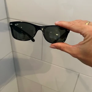 Ray-Ban new wayfarer 901 - Rensar bland alla märkesbågar för att ge plats till nya. Alla äkta. Vissa med fodral, andra utan.  Dessa har orginalfodral med. 