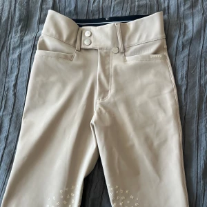Pomme ridbyxor  - Beiga pomme ridbyxor, oanvända! Fyrvägsstretch, mobilfickor och snygga detaljer. Nypris 1,250