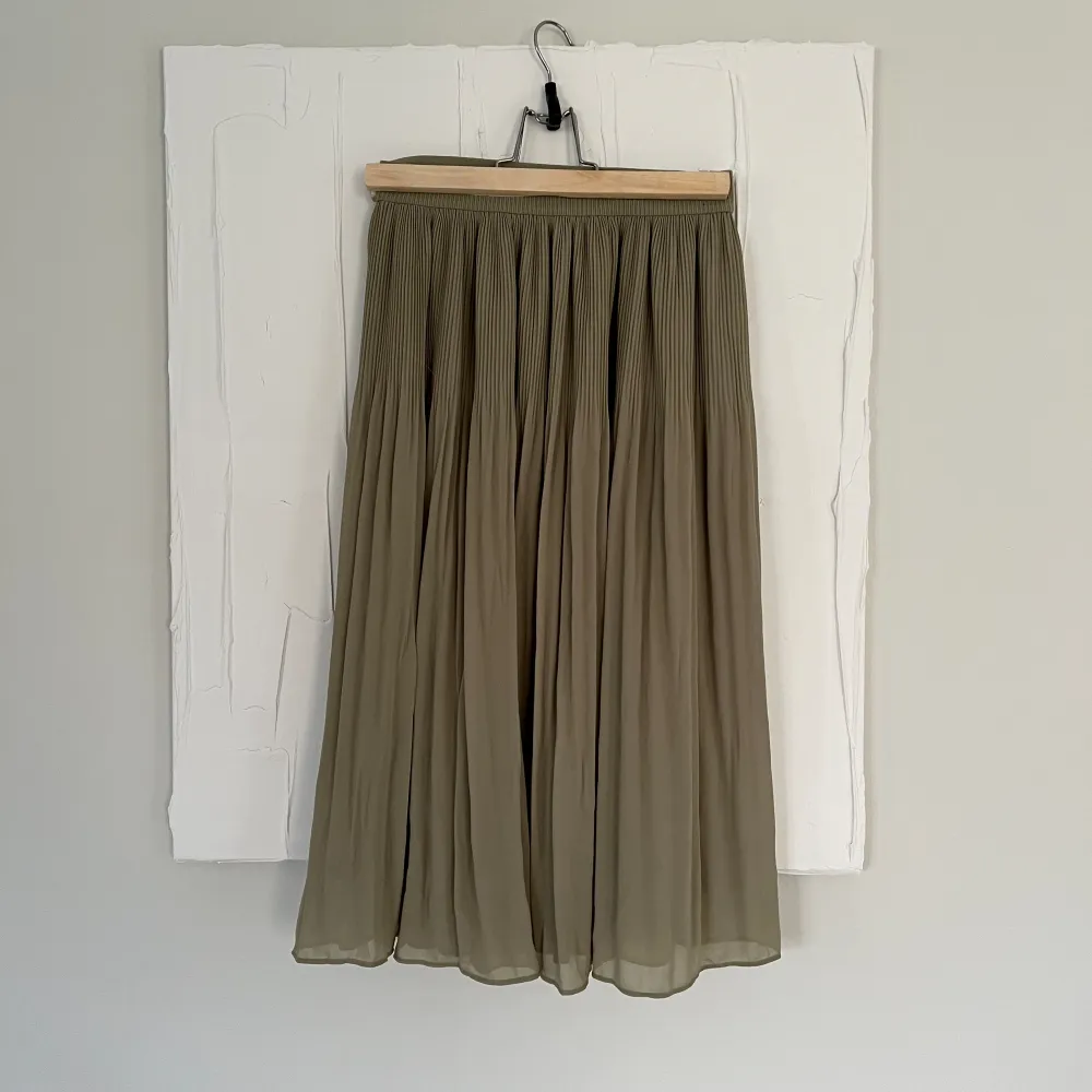 Superfin kjol i fint skick 💛✨säljer tröjan också, kolla bland mina andra annonser 🍓. Kjolar.