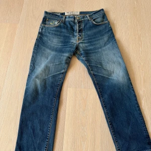 Jacob cohen - Riktigt snygga och populära Jacob Cohen jeans i modell 688 slim fit storlek 32 Hör av er för frågor eller funderingar 