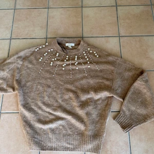 Stickad tröja med vita detaljer  - Stickad tröja med vita kullor. Tröjan är i perfekt skick och säljs pga rensar garderoben. Stolek: XS. 