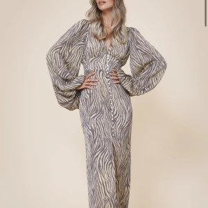 ADOORE Positano dress - Säljer min Positano klänning som är helt slutsåld. Prislapp kvar🩷 helt ny bara ångrat mig