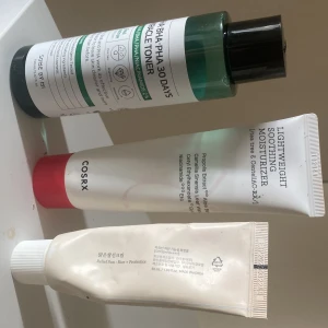 Koreansk hudvård - Säljer denna koreansk hudvård , passade inte min hy och därför säljer jag de. Toner AHA BHA PHA 30 days - det är mer än hälften kvar på både toner och fuktkräm från cosrx dock halva kvar av solkrämen beauty of joeson. Priset diskuteras! :)