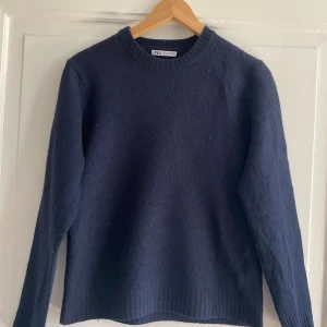 Zara Ulltröja - Hej 👋 Säljer nu min ylletröja från Zara. Säljer den för att jag vuxit ur den. Det står M (storlek) men krympte till ungefär XS. Liten Väl omhändertagen, med inge defekter. Nypris : 400kr tror jag. Liten i storlek och lite knopprig.😁