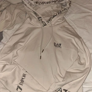 En äkta Armani tjocktröja.  - Den är inte ens ett år gammal, inga fläckar eller skador på den alls.