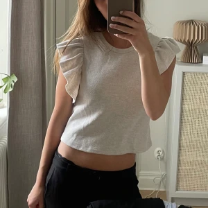 Zara volang topp - Zara volang topp. Skriv för fler frågor eller intresse.