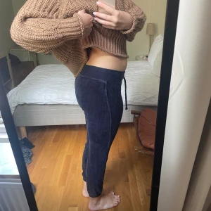 Satin marinblå mjukis - Alldeles för små mjukis byxor för mig🤍