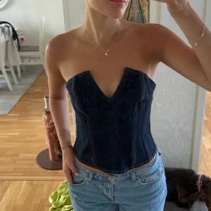 Denimtopp - Säljer den här snygga denimtoppen från zara i storlek M då den inte kommit till användning. Helt slutsåld på hemsidan och endast använd ett fåtal gånger😁💕