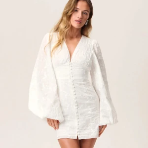 Florence Dress Adoore - Min studentklänning, som ny. Säljer pga att den inte kommer komma till användning längre! Skriv för fler bilder ☺️ Nypris 1495 kr