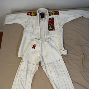 Gi - Säljer 3 gi set i olika storlekar.  Vitt set: storlek för 7/8 åriga barn, väldigt bra skick. Säljs för 450kr Blå set: Gracie Barra. Storlek A0. Andvänd några gånger men i bra skick. Säljs för 450kr.  Blå set: Fighter Gear. Byxor 8/9 år, överdel st165
