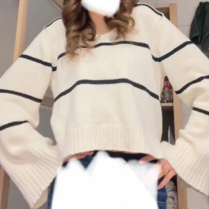 Stickad tröja - Jätte fin stickad tröja i fint och tjockt material som inte blir nopprigt! Knappt använd💗
