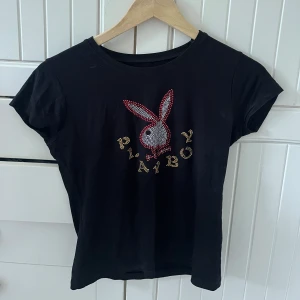Playboy topp - Säljer denna topp med playboy tryck i strass, den är köpt på Vinted för ganska länge sen men har bara använt ca 3 gånger. Inga defekter.  