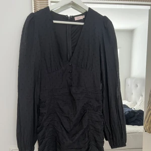 Klänning - Superfin klänning från Nelly, sitter superfint och är figursydd. Knappt använd, inga defekter💓✨