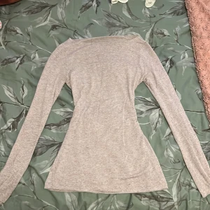 Intimissimi - Jätte fin intimissimi tröja i rosa beige fräg i storlek S har inga defekter bara lite rosa färg på tröjans botten som man ser i bilden och den har lappen klipts bort. Säljer även en mörkblå i storlek M