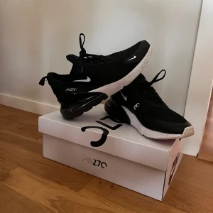 Nike 270 - Sparsamt använda Nikeskor. Äkta i kartong.