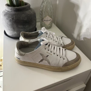 Axel arigato skor - Säljer dessa super fina arigato skor, de är i använt skick🤩🤩💓pris går att diskutera. Nypris 2000