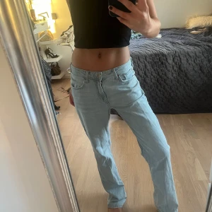 Lågmidjade jeans - Ljusblåa lågmidjade jeans i storlek W26 L32