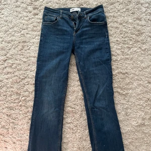 Lågmidjade zara jeans  - Så snygga lågmidjade jeans från zara! Endast en liten skråma vid benet men inget man tänker på 😍