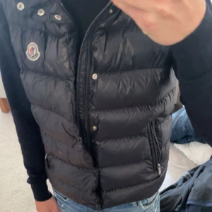 Moncler väst - Hej! Säljer nu denna västen i nyskick! Nypris ligger runt 5700kr storlek 14y men passar mig som bär s🍾