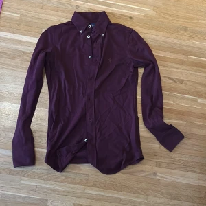 Ralph Lauren Skjorta - Ralph Lauren Skjorta I Mörk Röd.  Mycket bra skick förutom att en liten lapp är sönder 