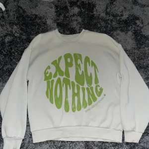 krämvit tjock tröja med text - detta är en oversized tjocktröja med texten ”expect nothing”. nästan aldrig använd.  den är från gina tricot och är i storlek M