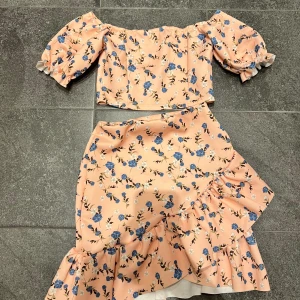 Blommigt set - Aldrig använd! Lapp är kvar