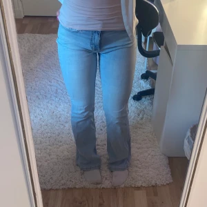 Low waist bootcut jeans - Bra skick men lite slitet på vissa ställen (se bild) 💓