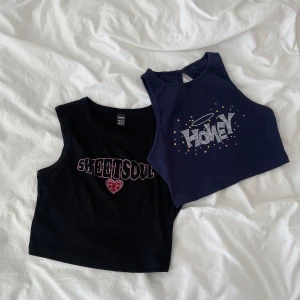 Croptops  - Två toppar från shein som tyvärr alldrig kommit till användning.  Båda är i storlek xs.  30 kr styck  50 kr för båda 🌸🩵
