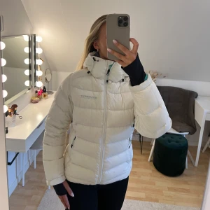 Vit vinterjacka i dun - Vit snygg vinterjacka i dun, perfekt för skidåkning eller liknande ⛷️ Använd så har en liten fläck på vänster arm men annars gott skick! Storlek 34. Är 167 cm lång och normal S/M. Köpt för ca 800kr 💗
