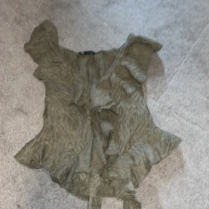 Zara topp - En fin volang topp från zara, har använt några få gånger men är i bra skick.💗💗