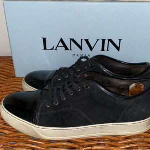 Lanvin Skor - Säljer dessa Lanvins i UK 9(Sitter som 44/44,5)🔥🍾Skorna är i finfint skick, lite slitna på insidan (se bild) men annars inget annat och klaga på. (Allt OG ingår, dvs låda och dustbag🔥🍾)