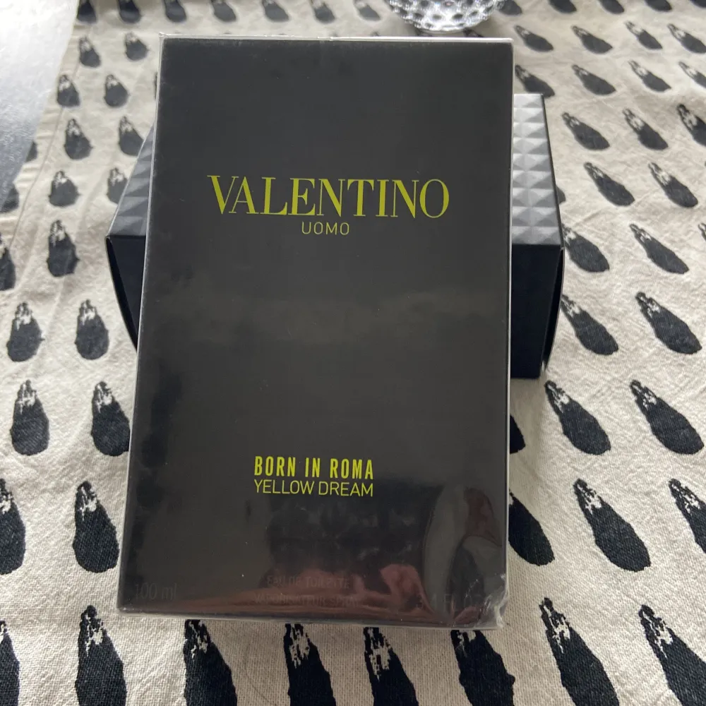 Säljer nu min Valentino Yellow dream parfym. Säljer eftersom att jag fick två av samma parfym, aldrig öppnat. Kostar 1300 ny pris!. Accessoarer.