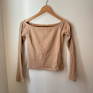Of shoulder tröja - En off shoulder tröja från nakd, använd fåtal gånger🤍