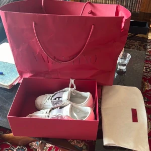 Valentino skor  - Säljer mina fina Valentino skor för 1400kr (nypris ca 7000kr). Köpta på Mytheresa tillkommer skopåse och låda original. Priset går att diskutera vid snabb affär! 