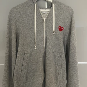 Comme des Garçons zip tröja - Tjenare! Nu säljer jag min älskade cdg zip tröja! Den är i storlek M och passar dig som är 170-190. Den är i 10/10 skick och har använts väldigt lite. Inköpt på NK i Stockhol för cirka ett år sedan och kvitto finns med! Hör av dig vid några frågor!