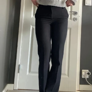 Kostymbyxor  - Kostymbyxor med låg midja, strl 32, men ganska stora i storleken passar mig som är drygt 170🤍 Väldigt bra skick