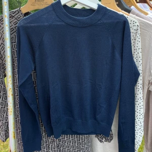 Mörkblå tröja  - Så fin mörkblå finstickad tröja från Stockholm LM, strl S 