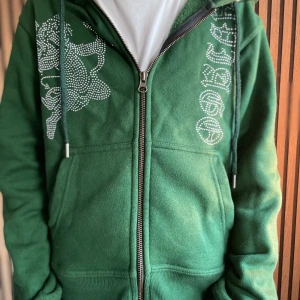 Rhinestone  - En fett rhinestone ifrån laviago. Den är i storleken xs och i väldigt bra skick. Priset kan diskuteras vid snabb Affär 🤝