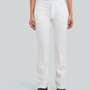 Vita lågmidjade kostymbyxor - Vita lågmidjade kostymbyxor från Bik Bok. Säljer då de inte passar och jag glömde lämna tillbaka. Köpte för något år sedan, men aldrig använt. Nypris 499 kr. Använd gärna ”köp”. Skriv för fler bilder💕