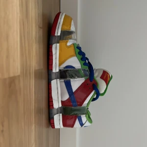 Nike SB dunks low og qs - Skorna blev för små, tyckte att dem inte var så snygga. Väldigt bra skick har haft på mig dem 2-3 gånger. 50kr med frakt 