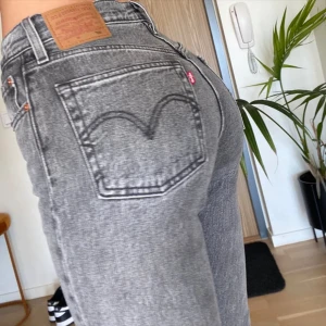 Levi’s jeans - Grå, stretchiga levis jeans i ankellängd. Sitter helt perfekt! Passar nog både xs och s då de är stretchiga:)