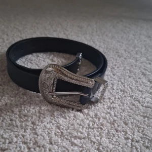 Svart skärp  - Svart skärp med silver detaljer. Skriv vid frågor eller fler bilder💕