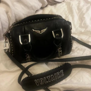 Zadiga sunny bag nano - Säljer nu min jätte fina zadiga sunny bag då jag inte riktigt får användning för den längre. Väl använd men inga tydliga defekter! Orginalt köpt för ungefär 3200 men säljer nu för 2100 men pris kan diskuteras💕 kan tänka mig och sänka vid snabb affär
