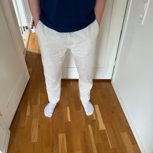 Linnebyxor - Tja! Säljer nu dessa linnebyxor från Zara som är perfekta för sommaren! Anlednigen är att jag växt ur dom. Skick 9/10. Storlek: L, men står också 32, så skulle säga att de sitter som M. Dom är inte ”true to size” med andra ord.. Hör av er vid frågor😃