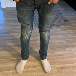 George dondup - Tja säljer mina dondup jeans i modellen George skinny fit. De är köpta på vare of Carl för ett år sedan. De är inte så bra skick där sista bilden visar att dem har massa fixade hål vid knäna och har fått ett till hål. Säljer för 550 mvh Frankie 