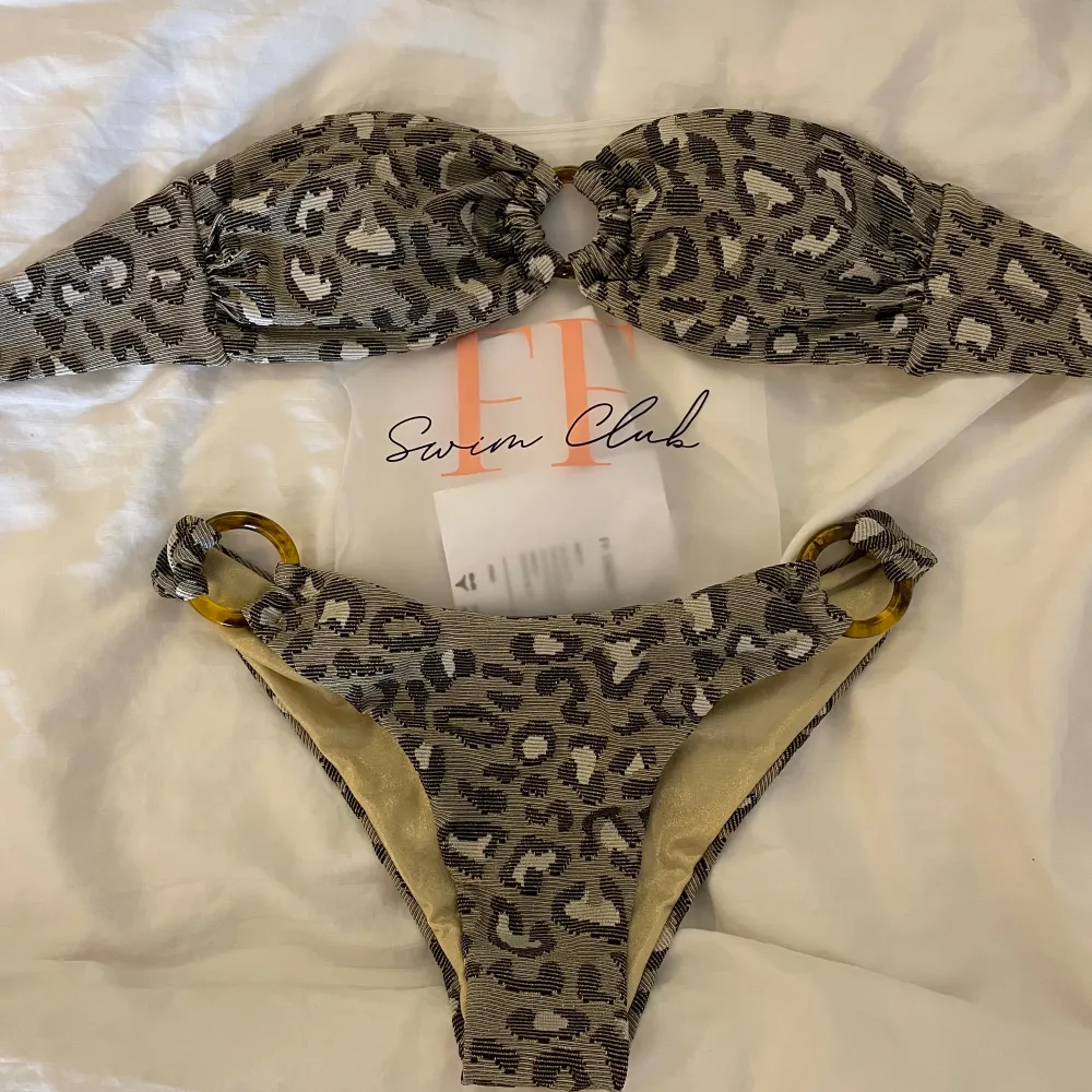 Bikini från ff swimclub i glittrigt leopard mönster. Helt oanvänd, med hygienskydd kvar. Storlek M i topp och M i trosor, men sitter som en S. Köpt för 995kr. Övrigt.