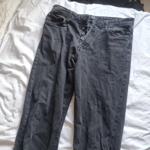 Jack and jones jeans - Svarta/gråa jack and jones jeans, riktiga sköna, modell chris, loose fit, storlek w30 L34, nypris:600kr mitt pris 200kr